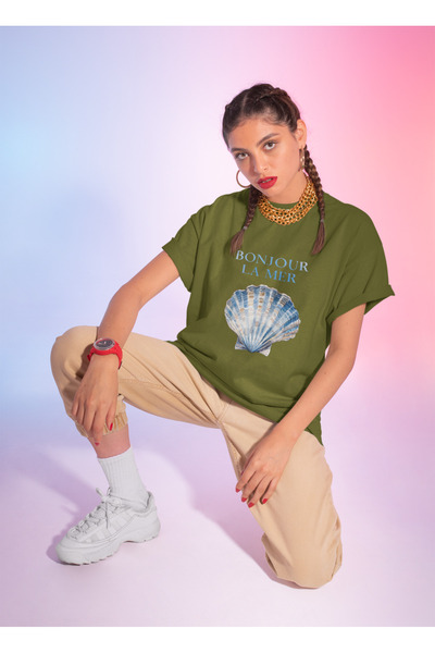 Butik تي شيرت بونجور لا ميل مطبوع/ للجنسين بلون أخضر كاكي/ 95% قطن عالي الجود...