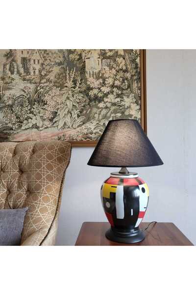 Shihon Shehon table lamp with a stylish and modern design