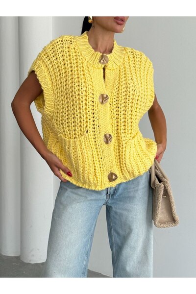 buqre's moda Knitted Big Button Sweater Vest