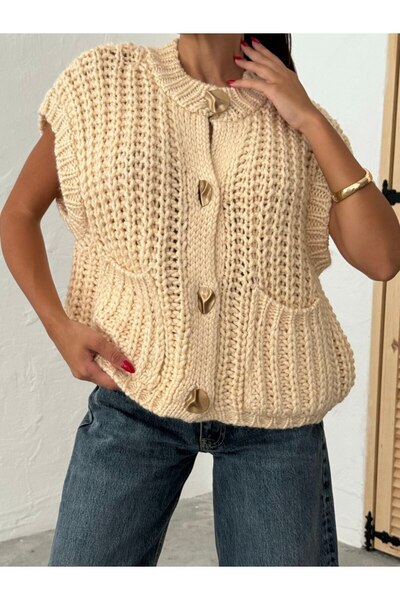 buqre's moda Knitted Big Button Sweater Vest