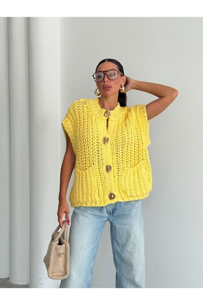 buqre's moda Knitted Big Button Sweater Vest