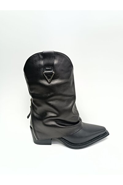 ÇAĞLAR Bot Çizme Orijinal, hakiki dana derisinden üretilmiştir. İç kısmı yün ve deri kaplamalıdır.