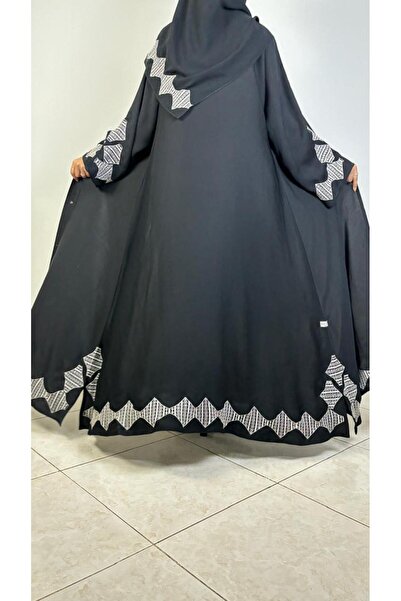 REİNA Royal crepe abaya decorated with a cuff embroidered with matte gold sequins, quarter-cloche