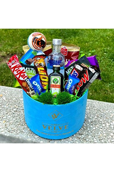 velve Delice Package, selection of sweets and cashews, drinks Absolut Vodka 200ml, Jagermeister 50ml, decorative ball
