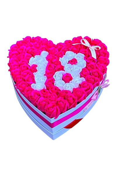 velve Aranjament floral personalizat cu cifra 18, in cutie tip inima, cu 85 t...