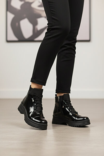 AYK'S Μαύρες γυναικείες μπότες από λουστρίνι με λαστιχένια κορδόνια με φερμουάρ 112 Z