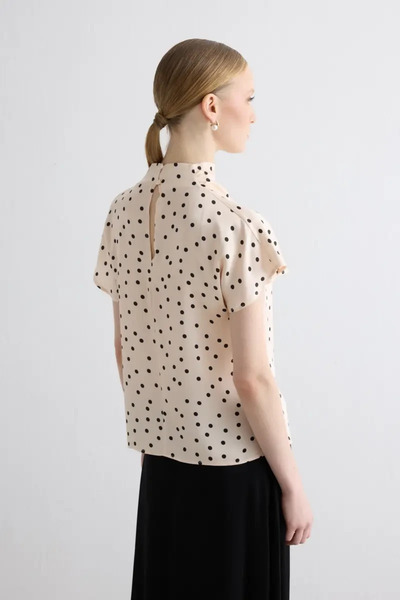 Gusto Μπλούζα από σατέν βισκόζη με πόντους - Εκρού