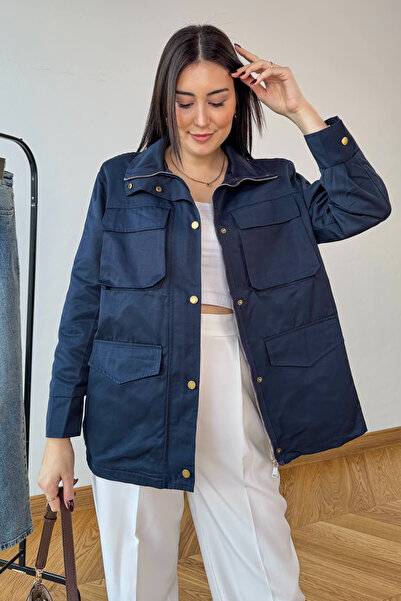 Cappmoda CKT-12465 Lacivert Vatkalı Dik Yaka Fermuarlı Çıtçıtlı Körük Cepli Astarlı Mont