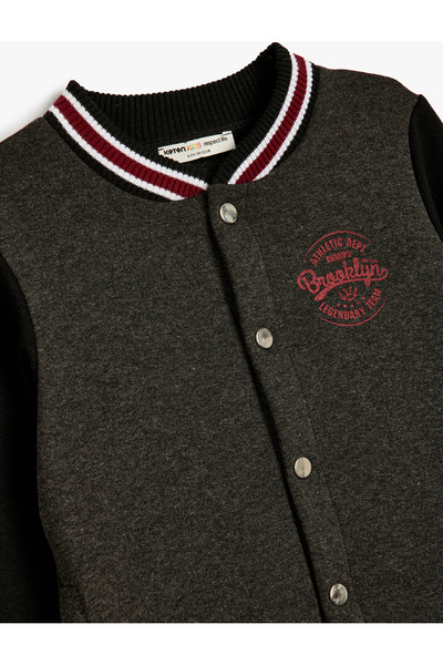 Koton Collegejacke – gesticktes Detail, Aufdruck, Tasche und Druckknopfverschluss