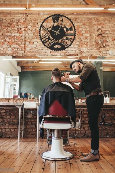 Numa Concept ساعة حائط لصالون الحلاقة MDF لتزيين الحائط قطع ليزر 32x32 سم