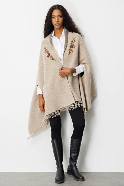 Desen Triko Γυναικείο μεγάλο μάλλινο πανσό με κεντημένο λαιμό και μανίκια που περνούν μέσα από το μανίκι, Μπεζ