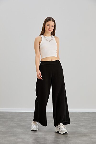 Sortie Γυναικείο φούτερ με κανονική εφαρμογή, φαρδύ πόδι, τρεις τσέπες, μαύρο χρώμα