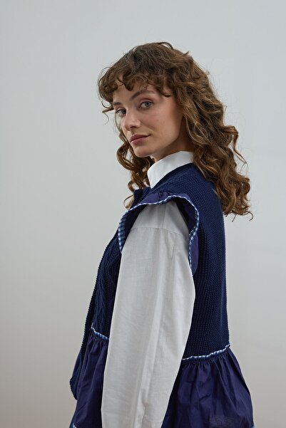 Ceylan Otantik Navy Blue Ruffled Knit Vest