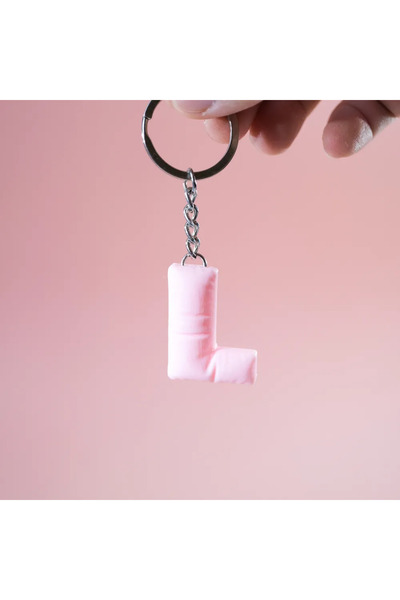 Lades سلسلة مفاتيح من البلاستيك الصلب بمظهر قماش ناعم وحروف الأبجدية