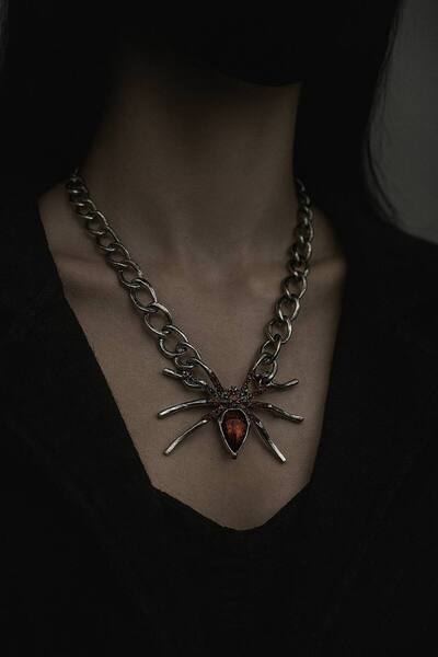 Herşey Nota قلادة نسائية على شكل عنكبوت مطلي بالمينا الحمراء - تصميم جذاب وأنيق