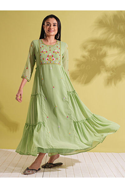 Globus By Styli فستان ماكسي جورجيت مطرز باللون الأخضر