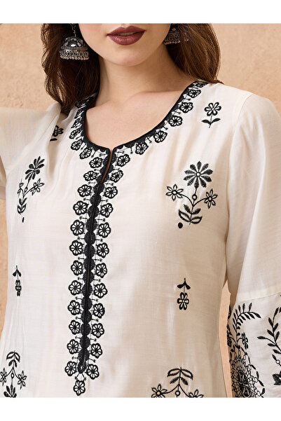 Globus By Styli Women Off-White Scalloped Hem Embroidered Kurta and Straight Pant Set