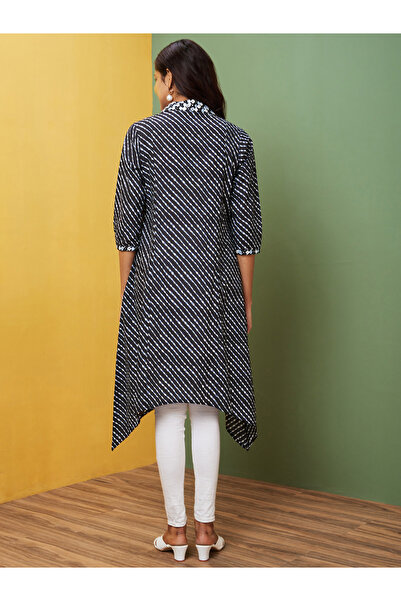 Globus By Styli Women Black Printed Shirt Collar A-Line Kurta