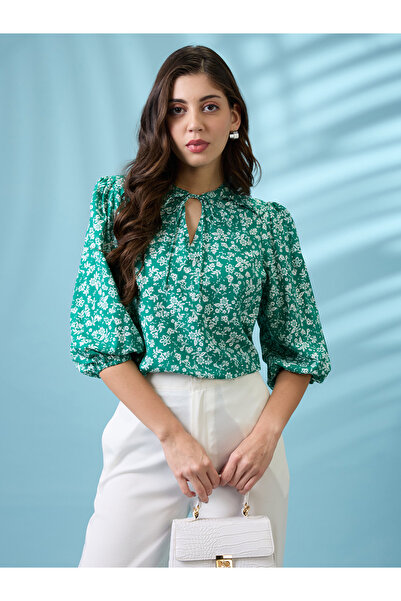 Globus By Styli بلوزة خضراء مزهرة برباط على الرقبة وحاشية منحنية