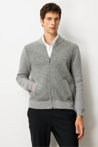 Desen معطف تريكو رجالي بياقة حكيم وقماش مخملي من الأمام