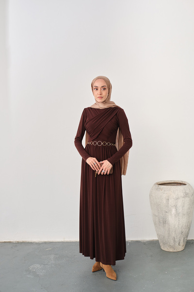 LOCCO Γυναικείο φόρεμα με χρυσή ζώνη με λεπτομέρεια πλισέ καφέ