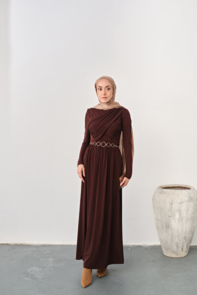 LOCCO Γυναικείο φόρεμα με χρυσή ζώνη με λεπτομέρεια πλισέ καφέ