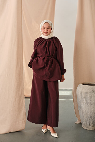 LOCCO Women's Suit with Elastic Detail at the Collar, Burgundy