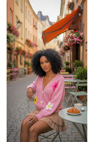 NİLZA Nadměrný pletený kardigan s barevnými květinovými detaily a zapínáním n...