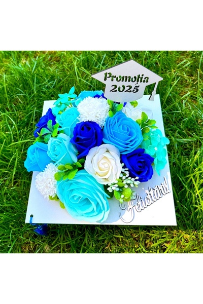 velve Aranjament floral pentru absolvire, in cutie in forma de toca cu trandafiri si hortensi,Albastru