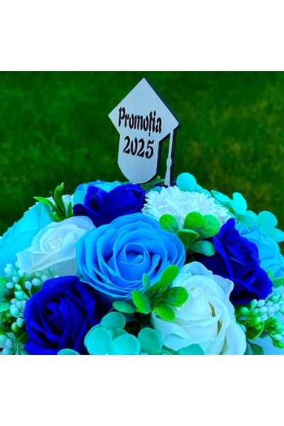 velve Aranjament floral pentru absolvire, in cutie in forma de toca cu trandafiri si hortensi,Albastru