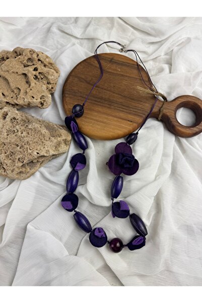 SEDEF TAKI Mor ahşap boncuklu güllü uzun kolye