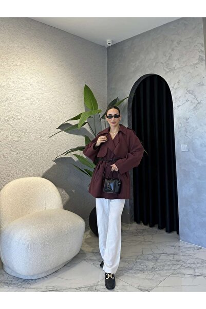 By Merve Darende Deri Kemer Detaylı Kısa Trençkot
