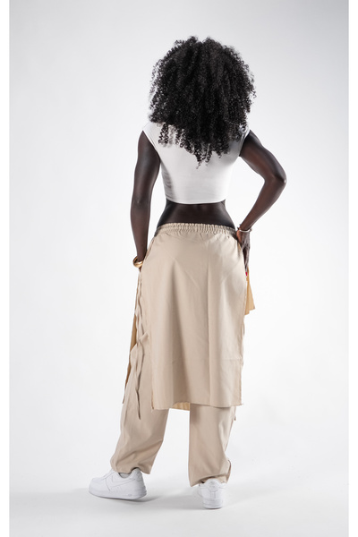 Superbluemexico Γυναικείο μοντέλο σαμουράι με φούστα μπεζ παντελόνι