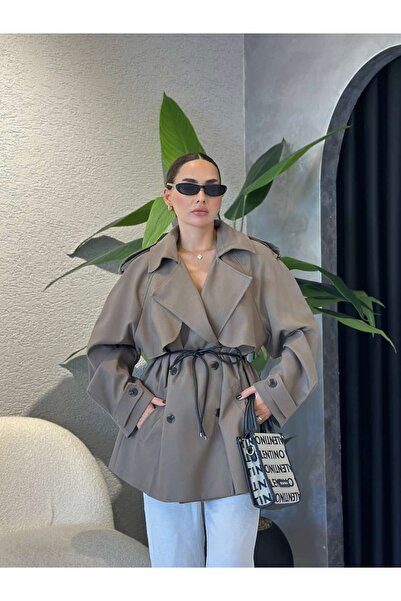 By Merve Darende Deri Kemer Detaylı Kısa Trençkot