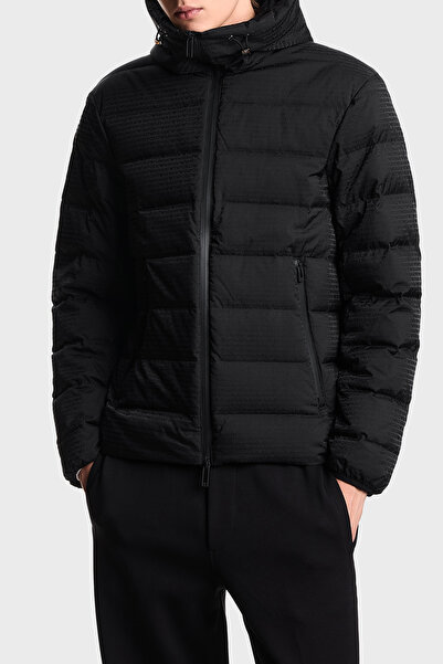 Emporio Armani معطف مبطن بشعار 4G ذو تصميم عادي مع غطاء للرأس للرجال موديل EM...