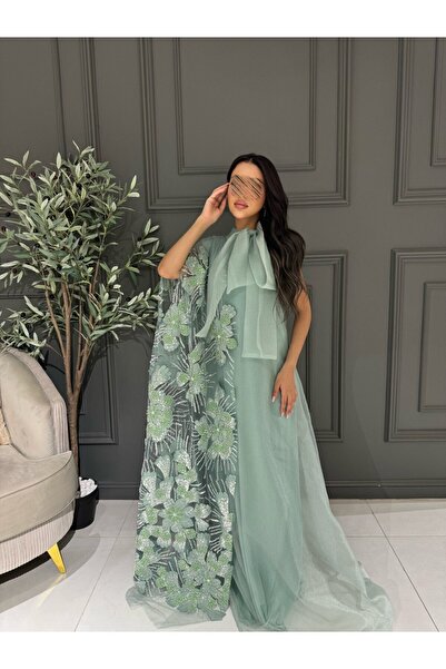 VİVİ جلابية فاخرة بلون تيفاني مطرزة بالورود والكريستال