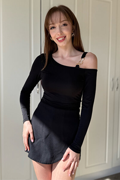 Dilay Gökoğlu Butik Omuz Detaylı Aksesuarlı Siyah Bluz