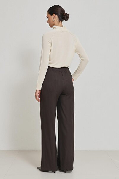 Setre Pantaloni cu croială confortabilă, cu centură și detaliu de buzunar în culoarea maro amar