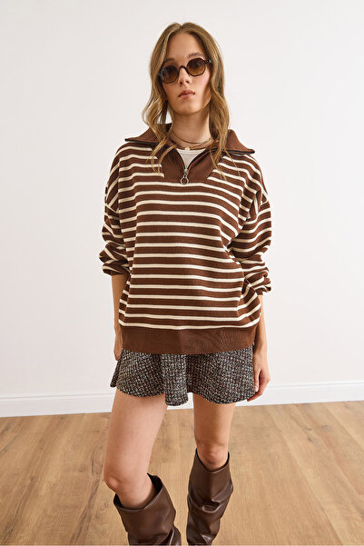 Olalook Γυναικείο πουλόβερ με φερμουάρ με ψηλό γιακά σε καφέ χρώμα KZK-19001001