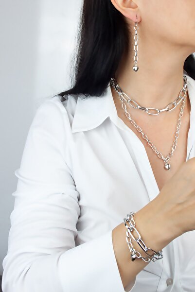 Liveyn Design طقم ثلاثي من قلادة وسوار وأقراط فضية اللون بتفاصيل على شكل قلب