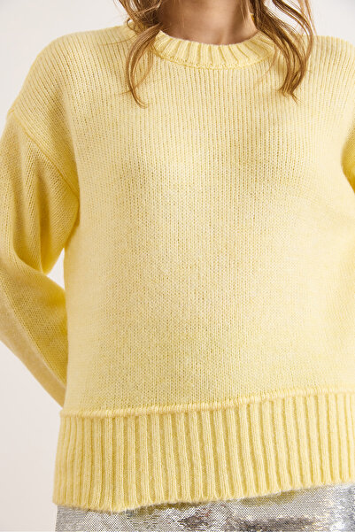 Olalook Kadın Sarı Yumuşak Dokulu Yırtmaçlı Triko Kazak KZK-19001007