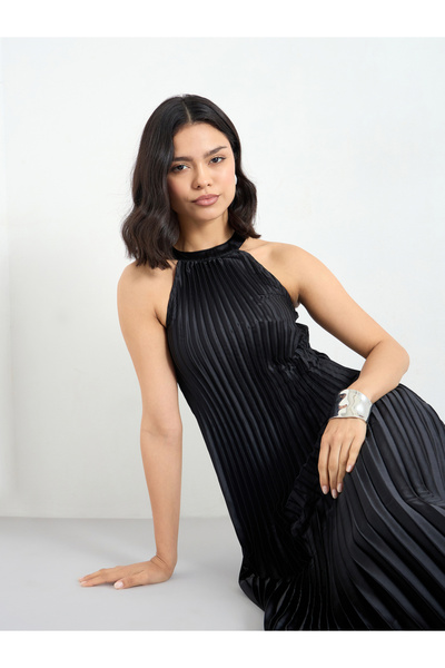 Styli Pleated Halter Neck Shift Maxi Dress