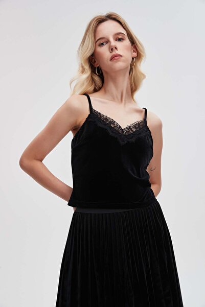 Livia بلوزة سادة مزينة بالدانتيل