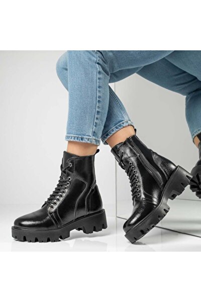 Modlet.ro Γυναικείες μαύρες γυαλιστερές δερμάτινες μπότες με κορδόνια και φερ...