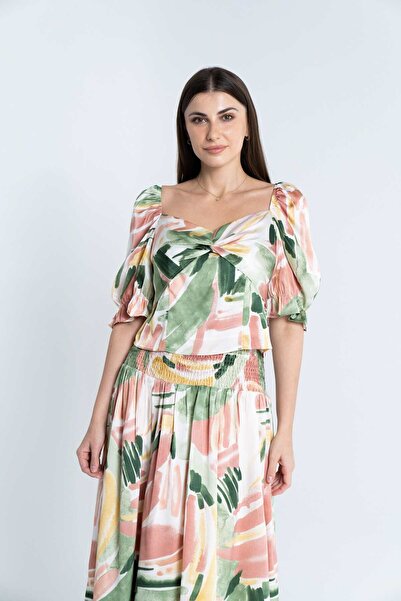 mica بلوزة قصيرة بأكمام منتفخة مزينة بالزهور