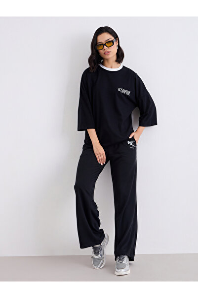 Styli تي شيرت أسود قصة فضفاضة مع حواف متباينة