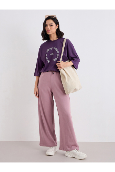 Styli تي شيرت أرجواني قصة فضفاضة مطبوع عليه شعار