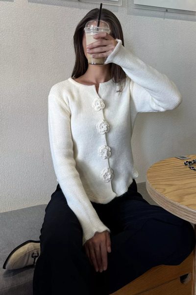 Zehra Gül Krem Çiçek Düğme Detaylı Triko Hırka (s,m,l Uyumludur)