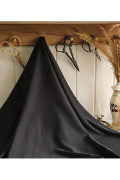 Parça Kumaş Dünyası AKE•R Krep Saten Dökümlü Bir Kumaştır Siyah Renkte