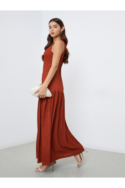 Styli فستان ماكسي بدون أكمام ذو حافة مطوية بلون الصدأ